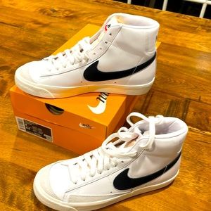 Nike Blazers Women Mid 77 - Sz 8 - NWT